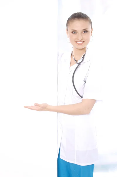 Feliz médico femenino con una pancarta blanca — Foto de Stock