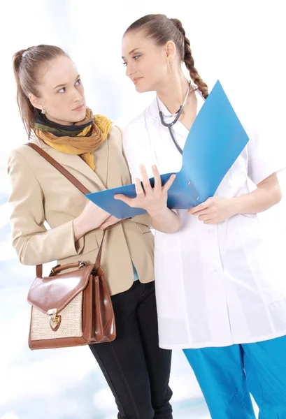 Женщина-врач и ее пациент обсуждают результаты анализов — стоковое фото