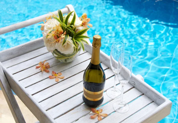 Şampanya ile gözlük ve t yakın masaya çiçek Telifsiz Stok Imajlar