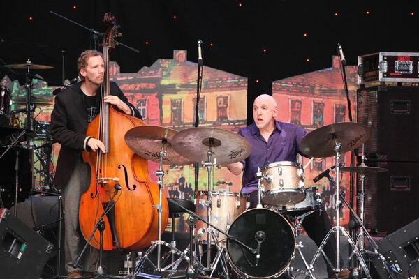 ЛВИЛ, УКРАИНА - 3 июня: Джазовый квартет Джона Скофилда
