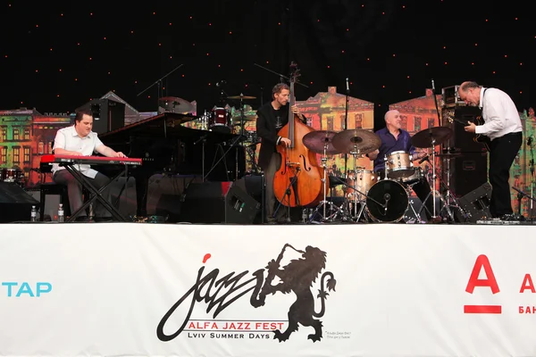 LVIL, UCRANIA - 3 de junio: Cuarteto de Jazz John Scofield —  Fotos de Stock