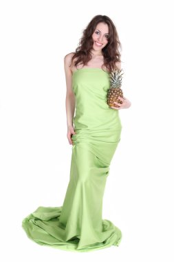 Ona ellerine w izole ananas ile sağlıklı ve genç kız