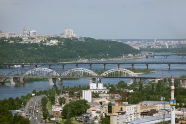 Ukrayna Kiev şehrinde Dinyeper Nehri arasında köprüler