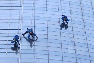 ofis binası içinde pencere Yıkama işçileri