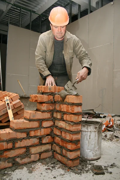 Tuğla duvar inşa bir kask mason — Stok fotoğraf
