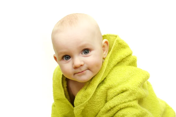 Malé dítě zabalené v zeleném ručník (bílé pozadí) — Stock fotografie