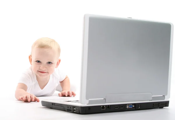 Pequeno bebê usando laptop sobre branco — Fotografia de Stock