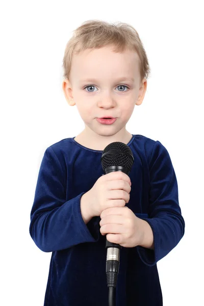 Petite fille chante avec un microphone — Photo
