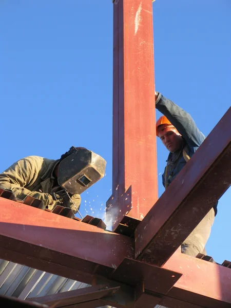 Сварщики, работающие на стройплощадке — стоковое фото