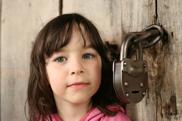 Little girl near forefather's house — Stock Photo, Image