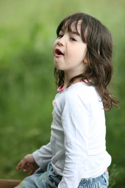 Маленькая девочка поет песню — стоковое фото