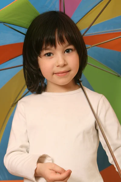 Menina bonita com guarda-chuva multicolorido — Fotografia de Stock