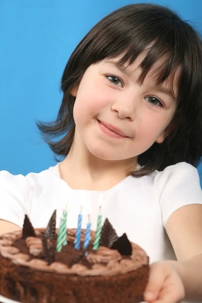 Gelukkig meisje met cake van de kindverjaardag (studio opname) — Stockfoto