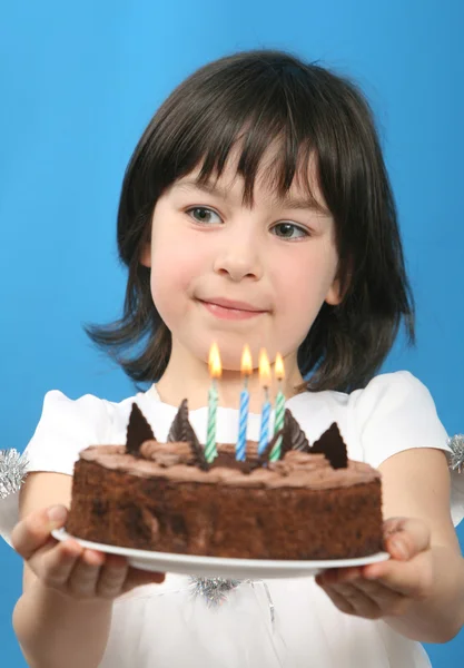 Šťastná dívka s narozeninovým dortem na modrém pozadí (studio zastřelil) — Stock fotografie