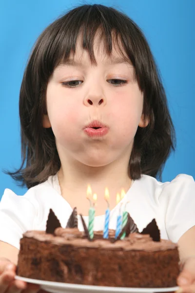 Fille heureuse soufflant sur le gâteau d'anniversaire (plan studio ) — Photo