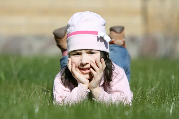 Malá holčička na zelené trávě — Stock fotografie