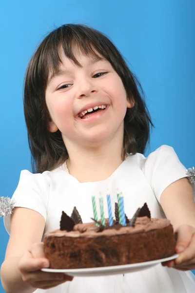 Gelukkig meisje met verjaardagstaart op blauwe achtergrond (studio opname) — Stockfoto