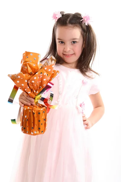 Kız pembe elbiseli tutarak hediye — Stok fotoğraf