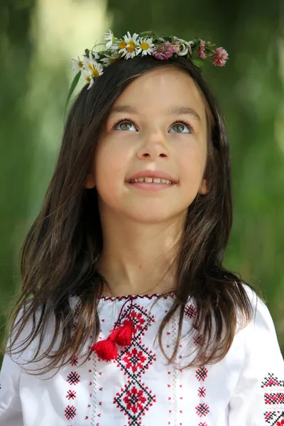 Meisje met een krans van bloemen in borduurwerk Oekraïense blouse — Stockfoto