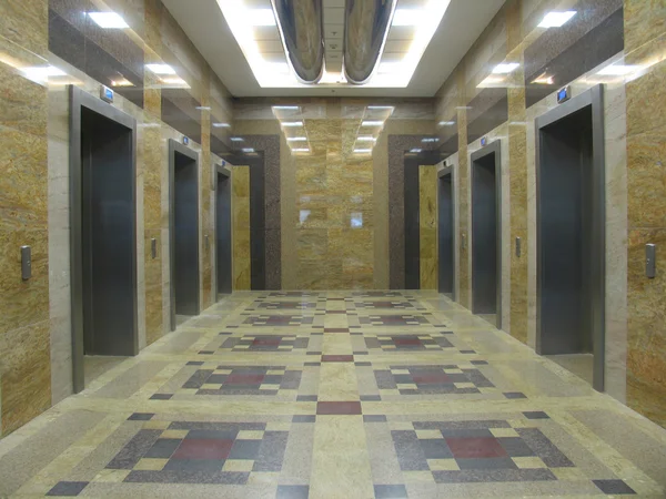 Six ascenseurs dans un immeuble de bureaux moderne — Photo