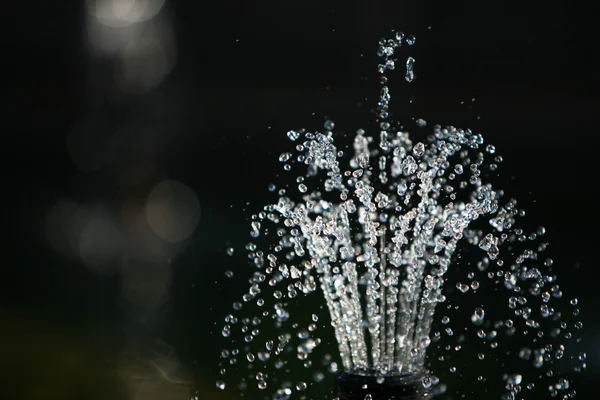 Фонтан краплі води — стокове фото