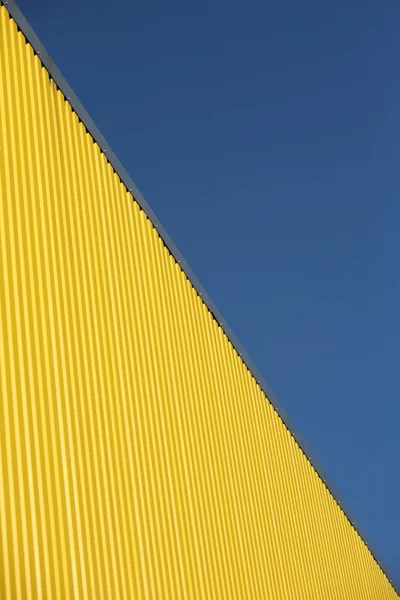 Edifício amarelo do armazém (diagonal ) — Fotografia de Stock