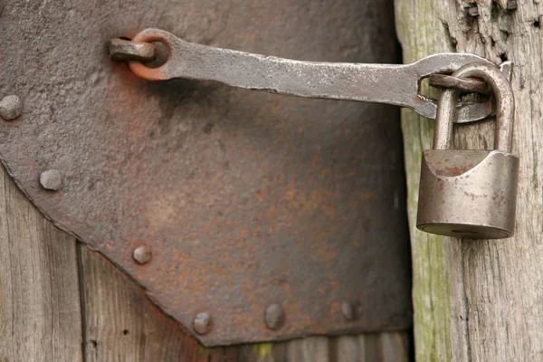 Hangslot op een oude deur — Stockfoto