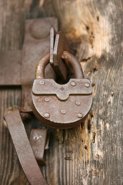 Cadeado vintage em uma porta velha — Fotografia de Stock