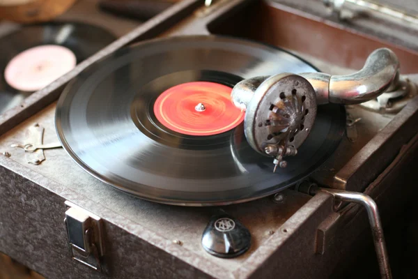 Old vintage gramophone playing vinyl record — Stock Photo, Image