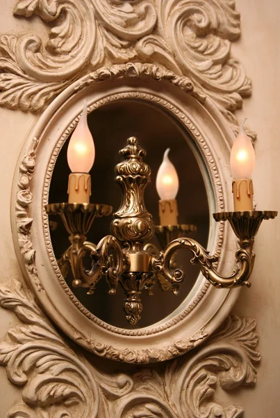Espelho e sutiã em um restaurante à moda antiga — Fotografia de Stock