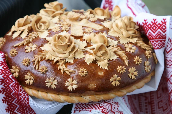 Traditional ukrainian wedding bread on an embroidery towel — Stock Photo, Image