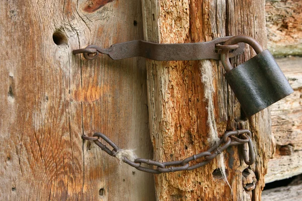 Cadeado e corrente em uma porta velha — Fotografia de Stock