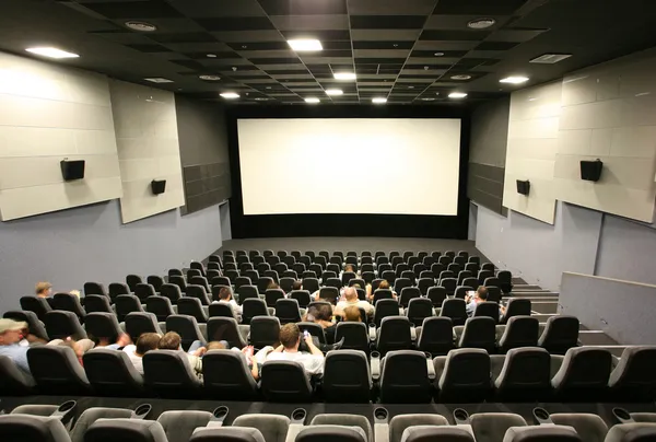 Ireconhecível em uma sala de cinema — Fotografia de Stock