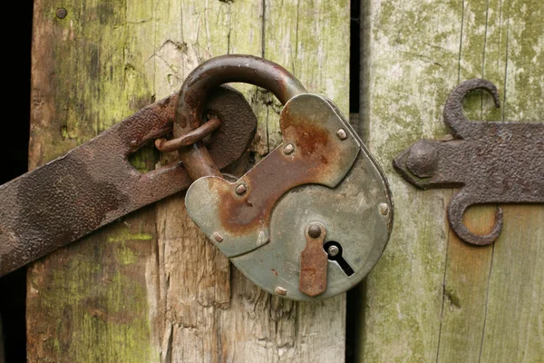 Padlock on an old door — Stock Photo, Image