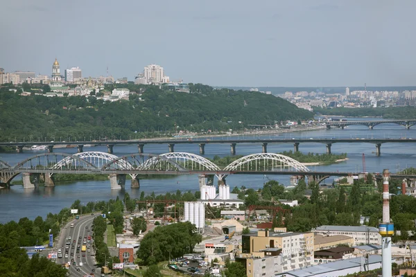 Ukrayna Kiev şehrinde Dinyeper Nehri arasında köprüler — Stok fotoğraf