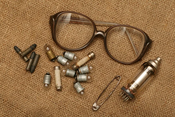 复古玻璃真空电子管、 磁带盒、 眼镜、 灯、 saf — 图库照片