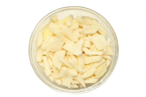 未经烹煮马铃薯在孤立在白色玻璃碗中的片 — 图库照片