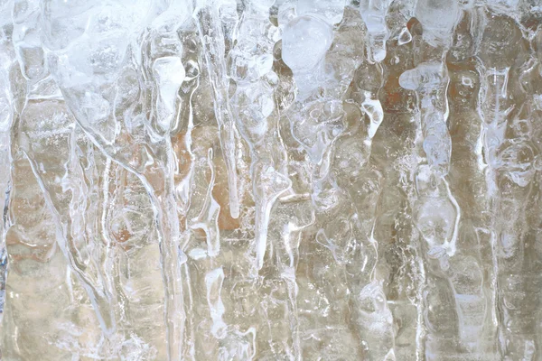 Gelo azul em uma parede de tijolo marrom — Fotografia de Stock