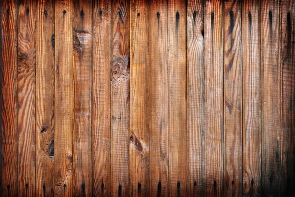 Грубая деревянная стена с гвоздями — стоковое фото