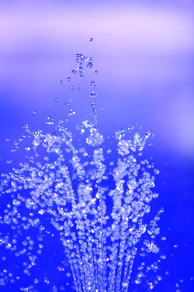 Waterdrops op blauwe achtergrond — Stockfoto