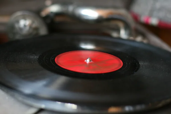 Velho disco de vinil em gramofone — Fotografia de Stock
