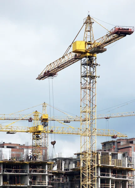 Trabajadores irreconocibles en la construcción inmobiliaria residencial si — Foto de Stock