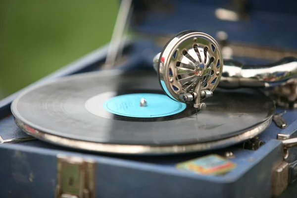 Виниловый диск на старом граммофоне — стоковое фото