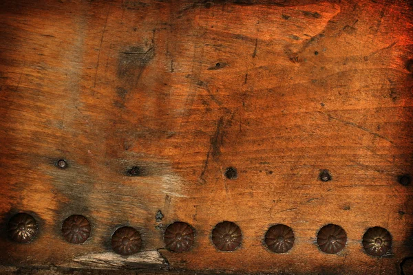 Grungy trä bakgrund med naglar — Stockfoto