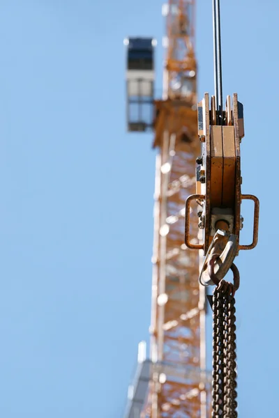 Crane, krok och remskiva på byggarbetsplats — Stockfoto