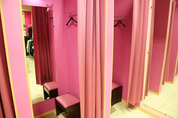 Umkleideraum in einer modernen Boutique — Stockfoto