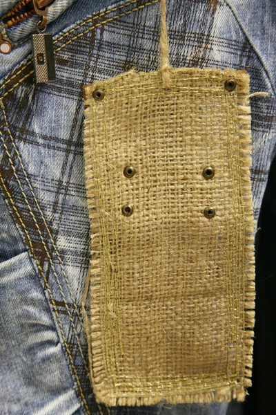 Close-up van katoenen jeans met label — Stockfoto