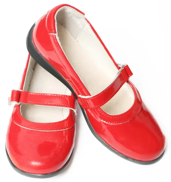 Красная детская лакированная обувь на белом фоне — стоковое фото