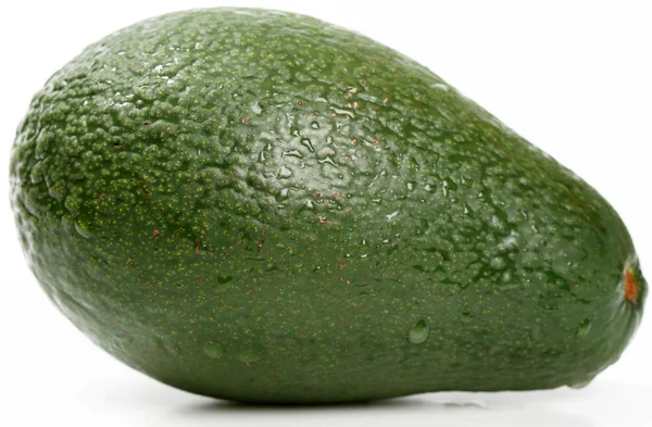 Frische Avocado isoliert auf weiß — Stockfoto