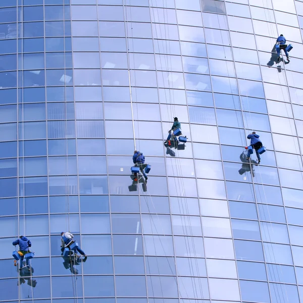Trabajadores lavando ventanas en el edificio de oficinas —  Fotos de Stock